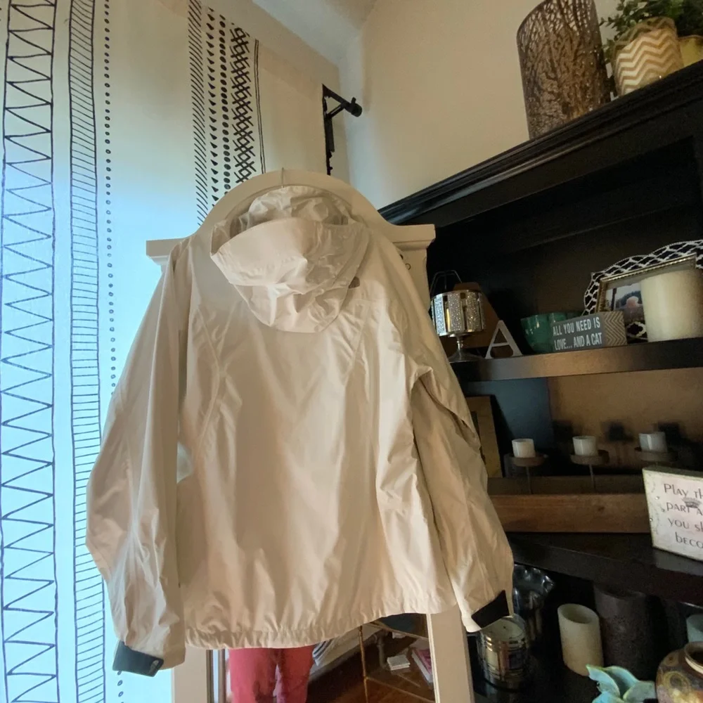 The North Face Women's White Ski Jacket - Picture 2 of 4